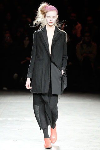 Blazer negro deshilachado pantalon ancho Yohji Yamamoto